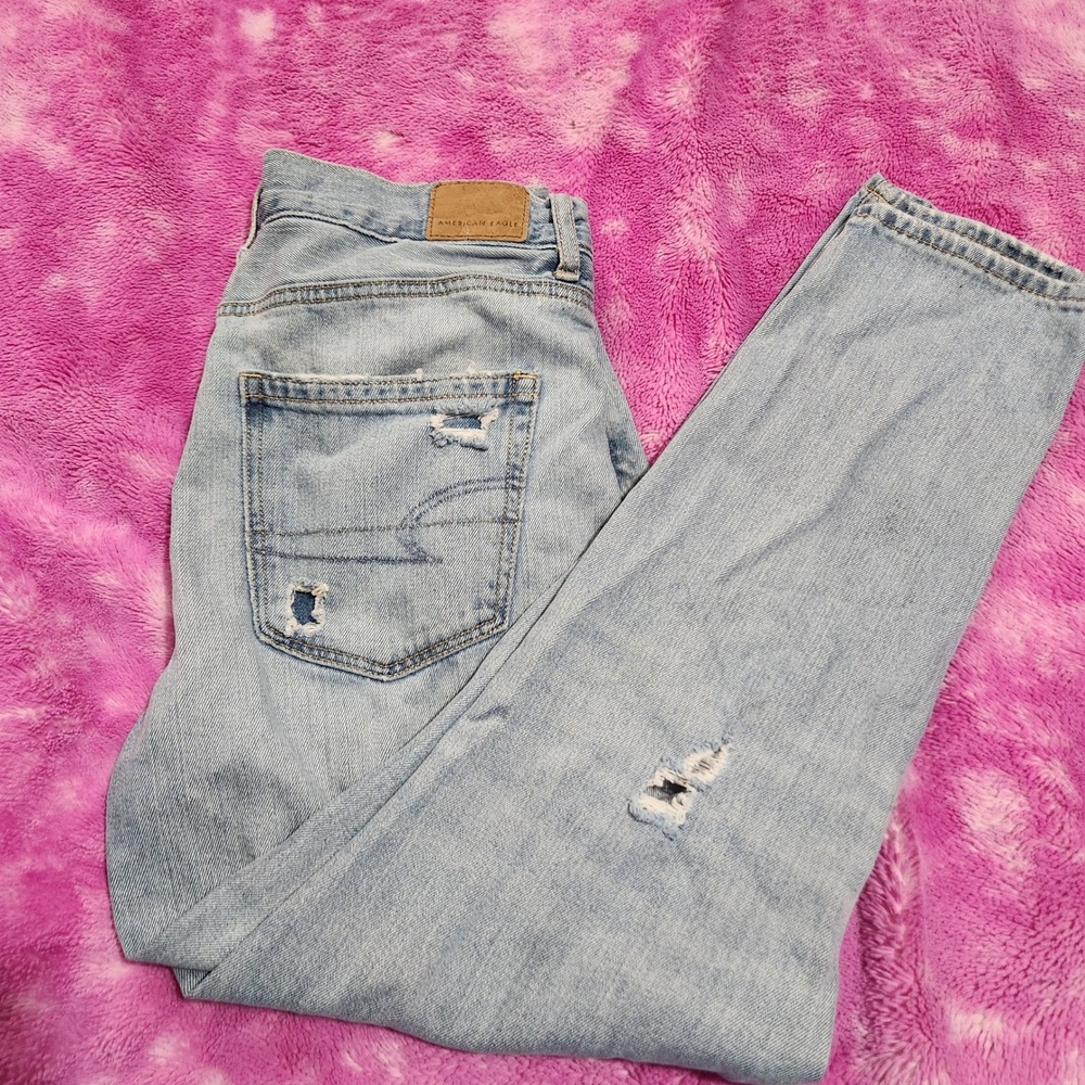 American Eagle Mom Jean Light Wash Distressed Ripped Denim Womens Size‎ 4 Short